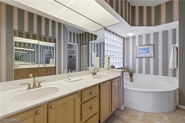 Building Photo - 27038 Oakwood Lake Dr