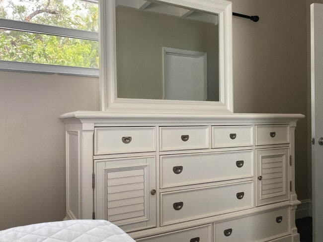Building Photo - Charming & Private Furnished 1/1 in Croiss...