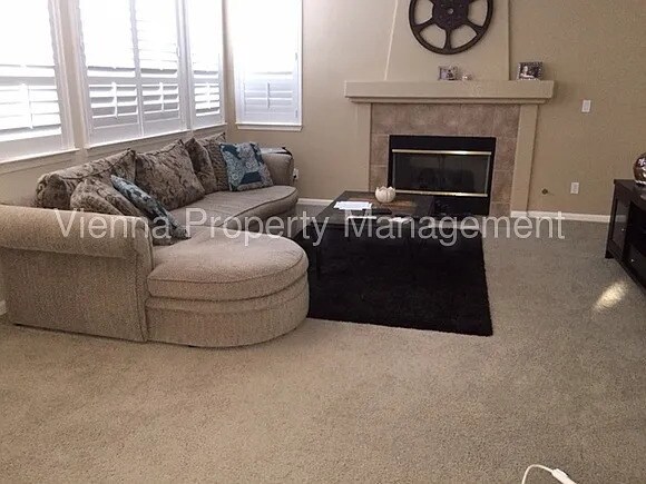 Building Photo - Beautiful 4 Bedroom Home in Great Location