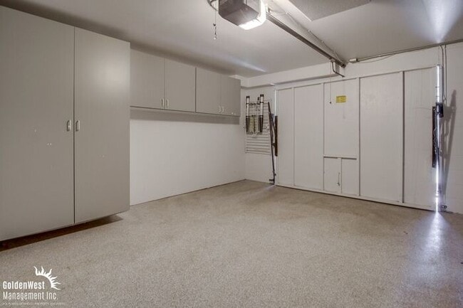 Building Photo - Modern 2Bdm 2.5Ba Town-home with Rooftop D...