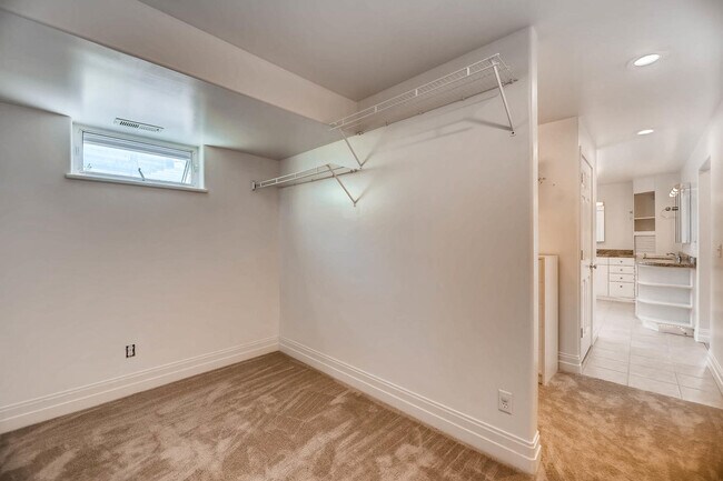 Building Photo - Queen Anne Home