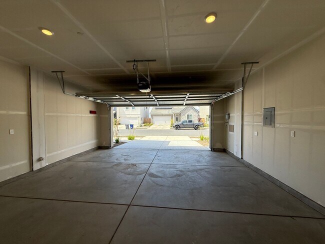 Building Photo - Brand new stunning 4-bedroom, 2.5-bathroom...