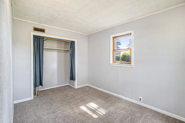 Building Photo - 548 E Hammond St