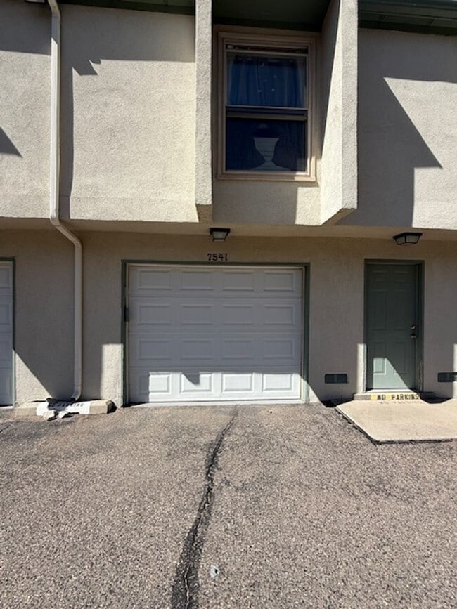 Building Photo - Beautiful 2 bedroom 2.5 bathroom with two ...