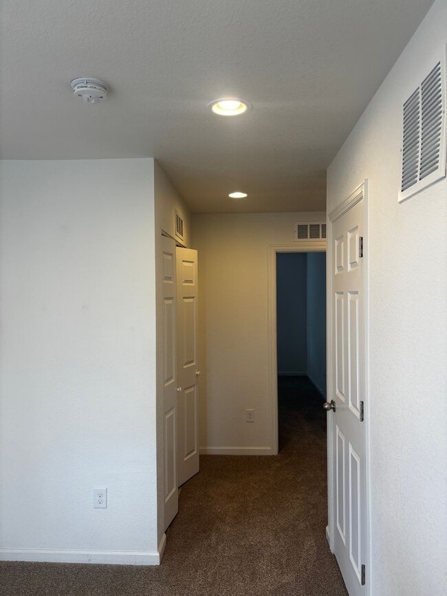Building Photo - Available now 3bd 3.5 ba .Town home for rent located near Buckley AFB between Smokey hill and Qui...