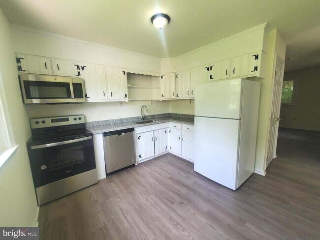 Building Photo - 161 Cooper Rd