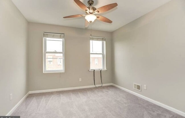 Building Photo - 307 S Newkirk St