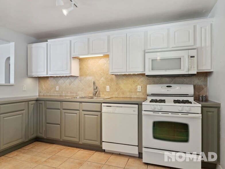 Building Photo - 2712 S Hazel Ct