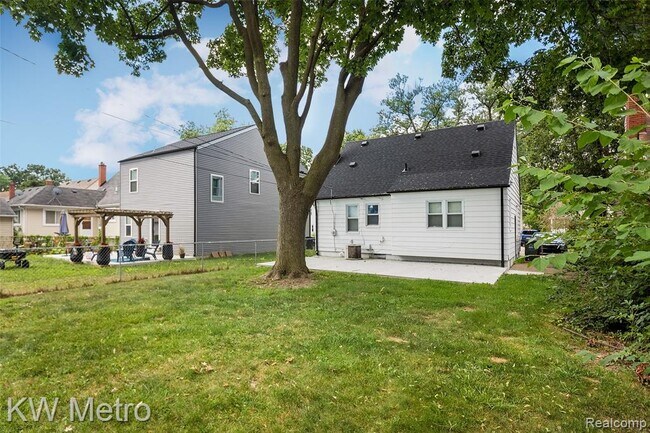 Building Photo - 3340 Edgeworth St