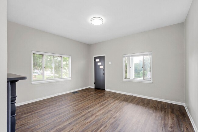 Building Photo - Beautiful 2 Bedroom home in Whitaker available February 1!