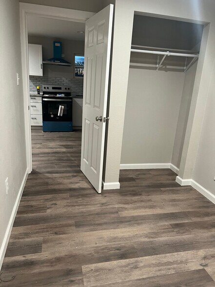 Building Photo - 301 E 7th St