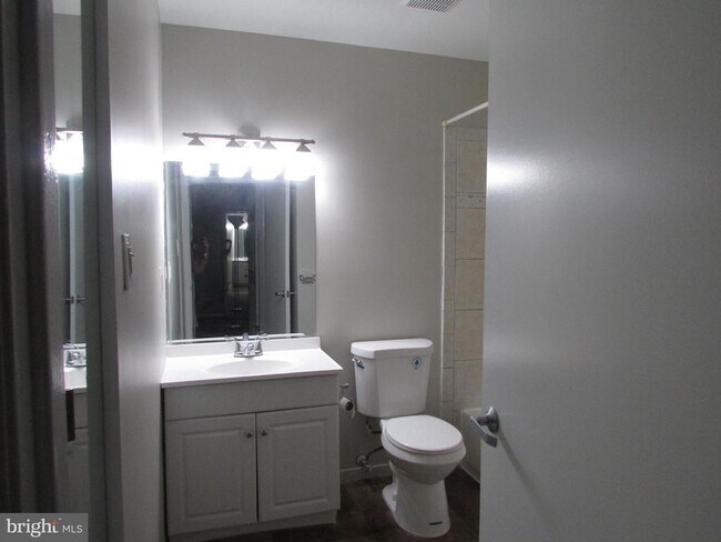 Building Photo - 1027 Harbour Dr