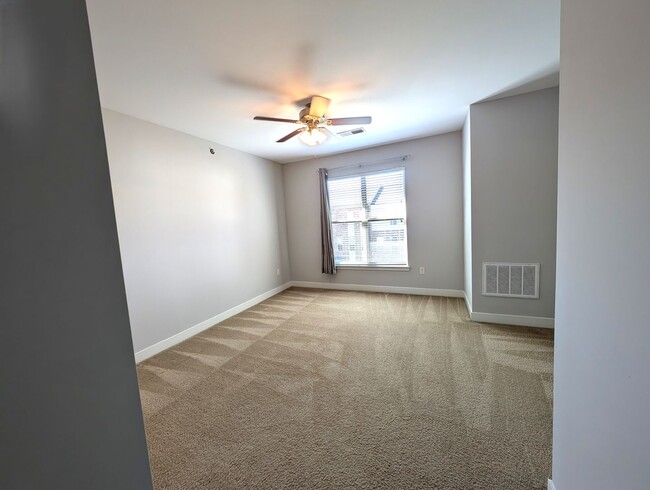 Building Photo - Beautiful, 3 bed, 2 bath Townhome Located ...