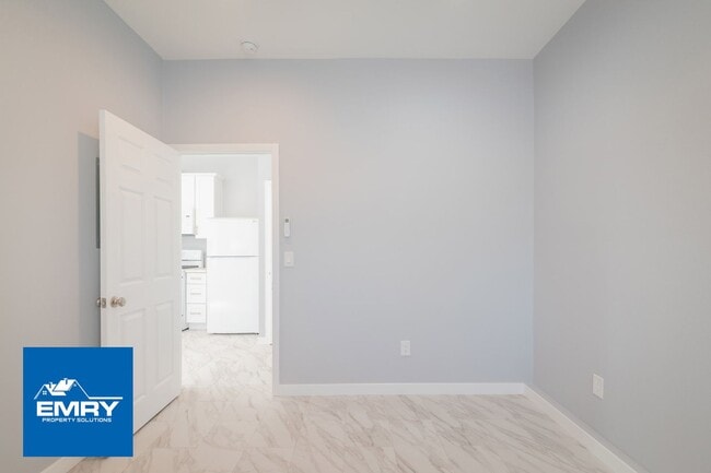 Building Photo - 10624 Swinton Ave