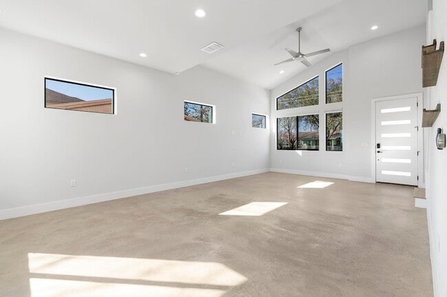 Building Photo - 1405 Perez St