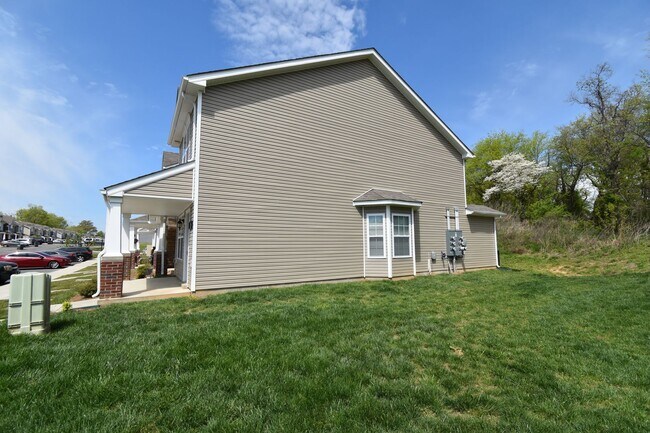 Building Photo - 2 bedroom Dog Friendly Condo For Rent Near...