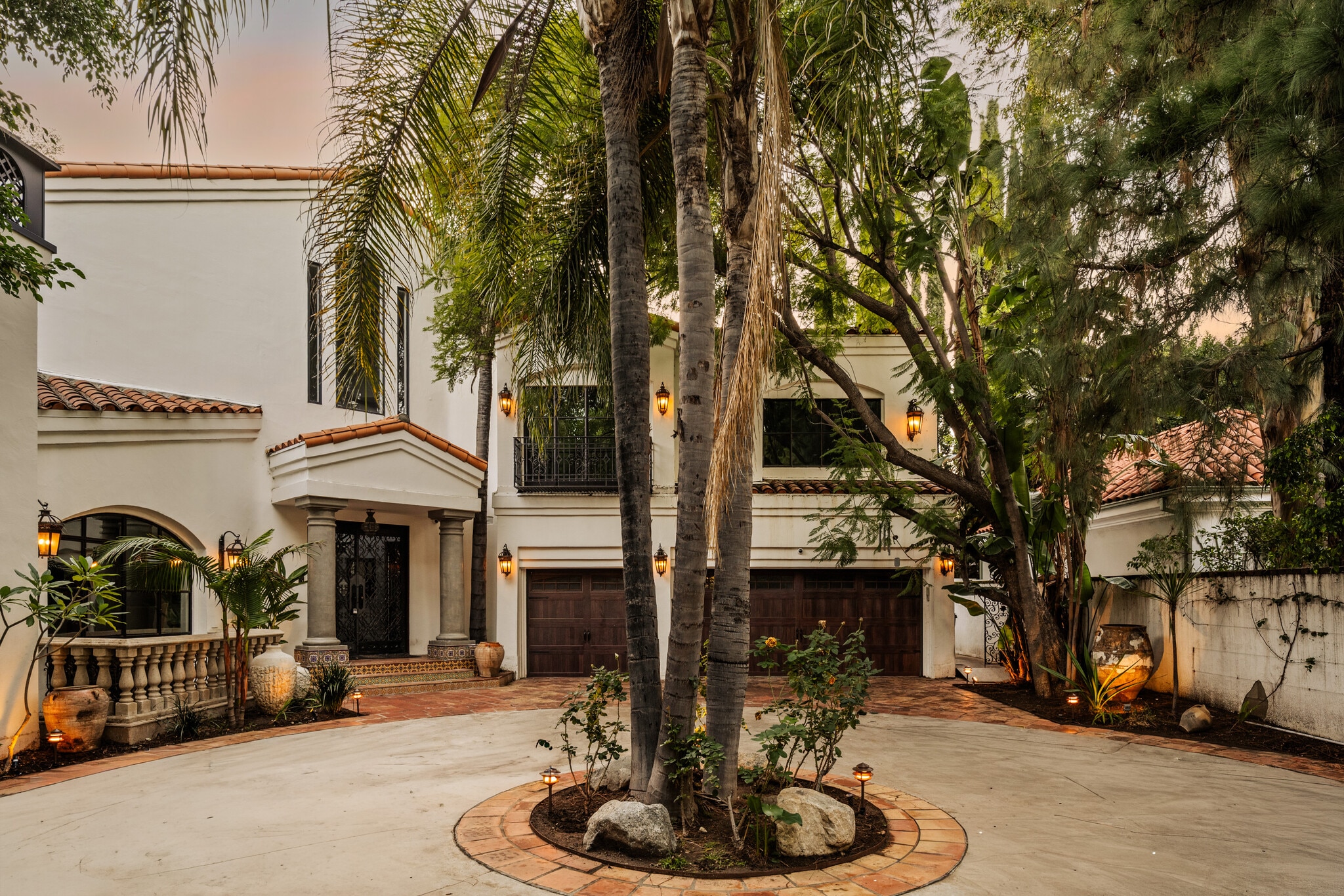 Building Photo - 4909 Woodley Ave