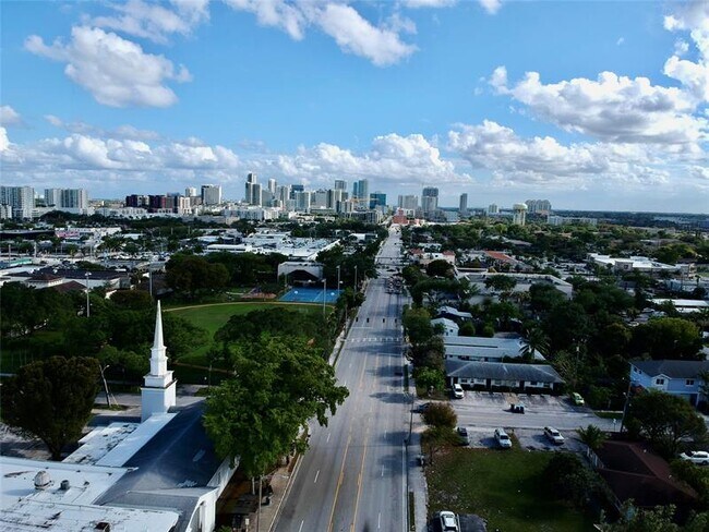 Building Photo - 1121-1123 N Andrews Ave