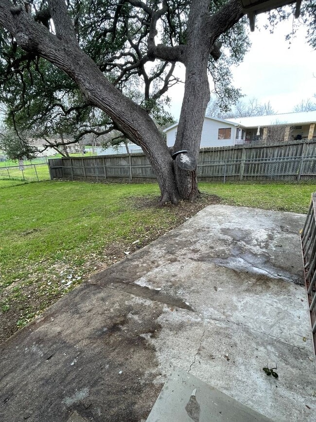 Building Photo - Cute 2/1 House in West Lampasas