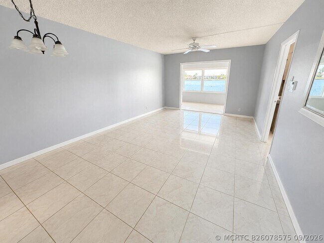 Building Photo - 1114 Lake Terrace