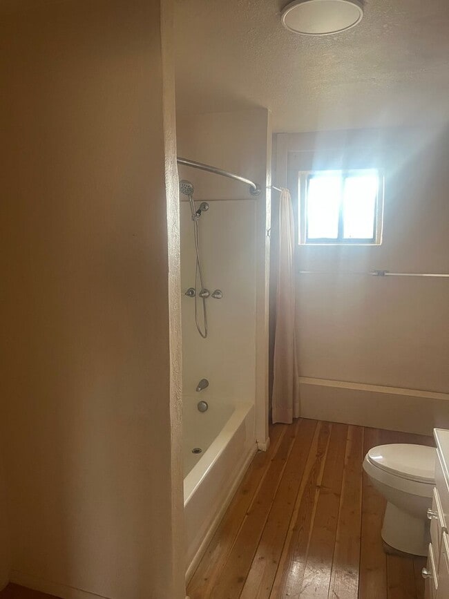 Building Photo - Beautiful ! Bed 1.5 Bath in J-6.