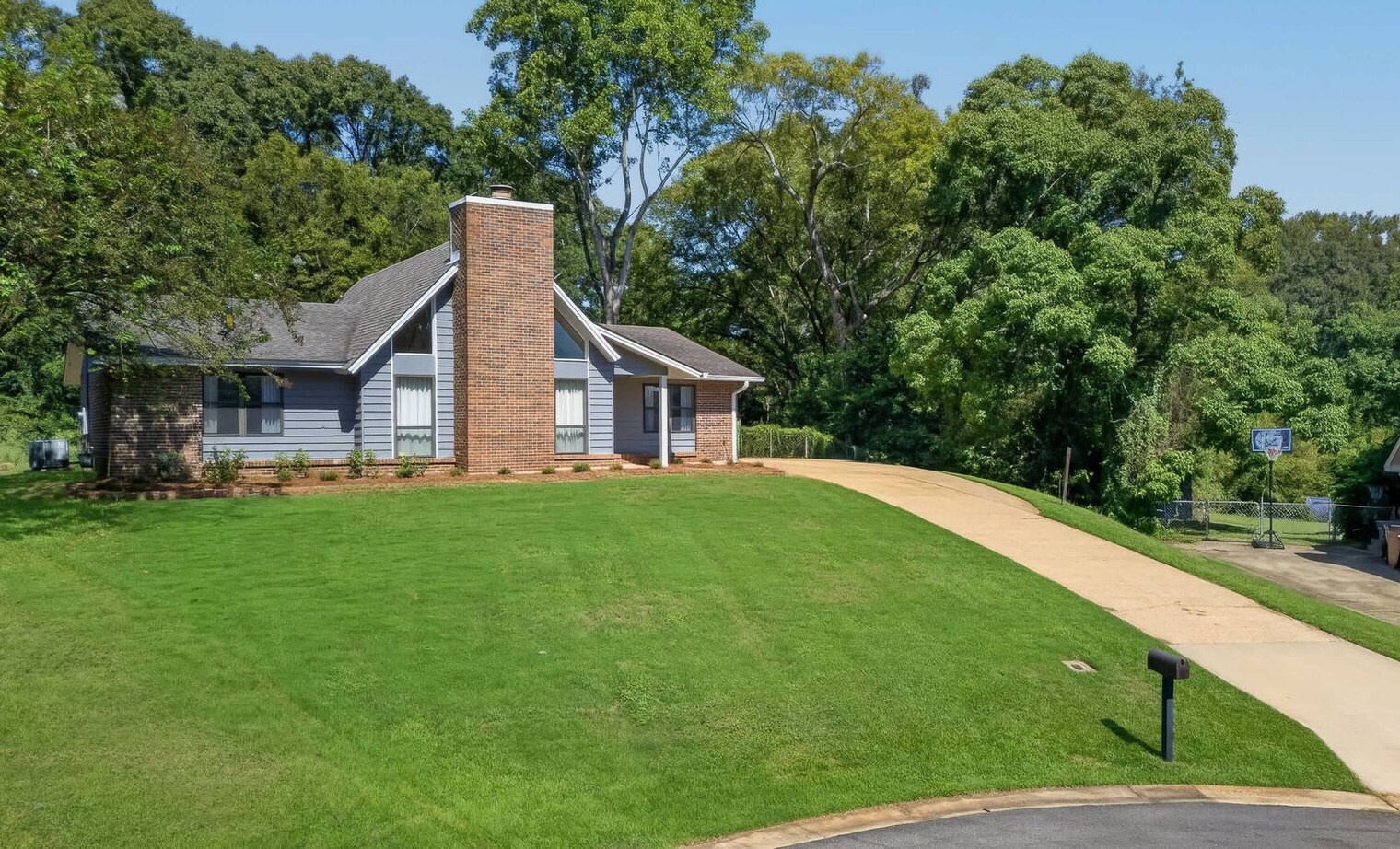 Building Photo - 4807 Summit Dr