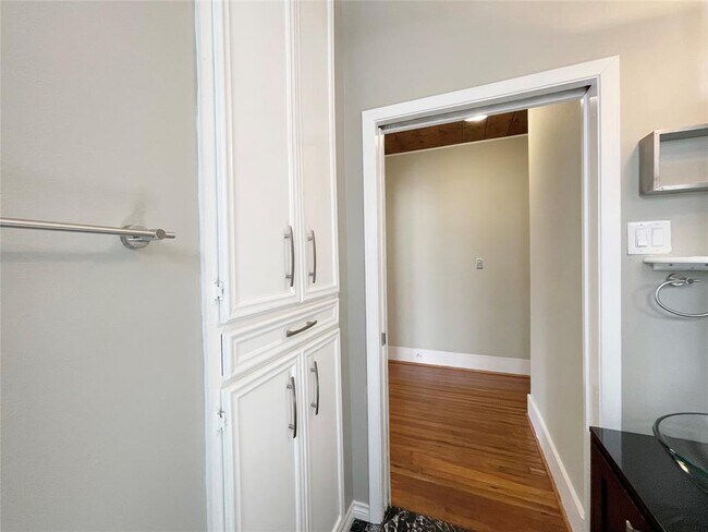 Building Photo - 711 Fargo St