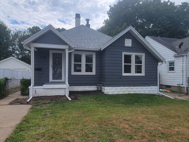 Primary Photo - Modern Living 2/1 Newly Remodeled Peoria H...