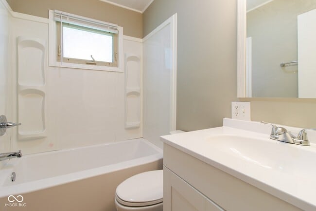 Building Photo - 432 Woodview Dr
