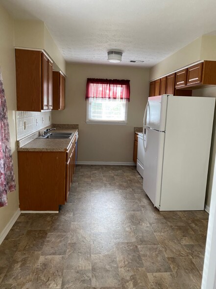 Building Photo - 3230 Aqueduct Dr