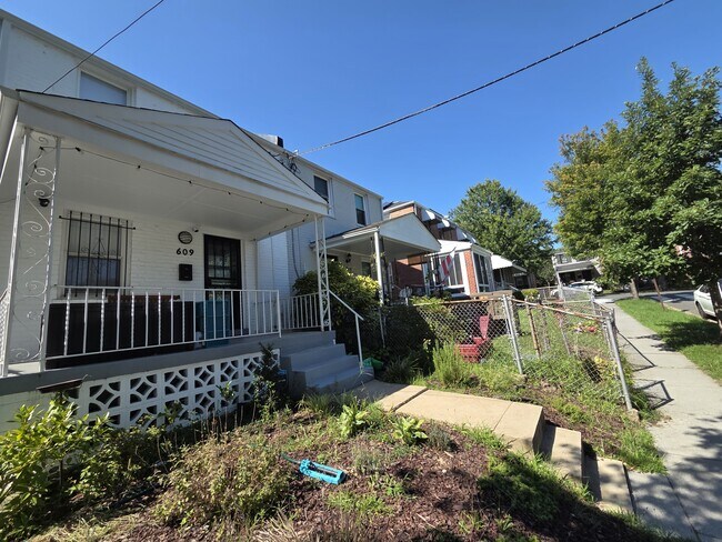 Building Photo - 609 Farragut Pl NE