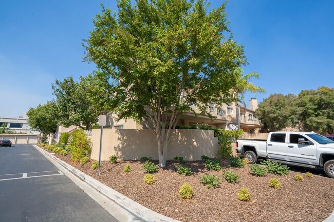 Building Photo - COMING SOON! Santa Fe Double Primary Condo in Valencia!