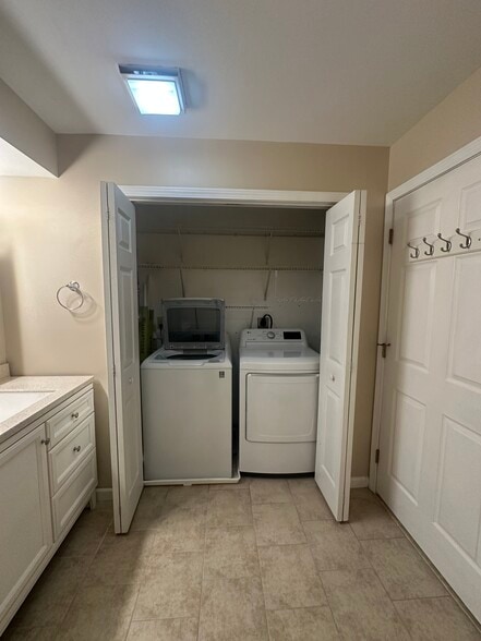 Laundry room with storage - 380 Hildred Dr