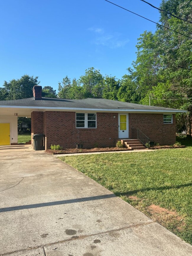 Primary Photo - 3 Bedroom 1 bathroom Renovated! 5 minutes ...