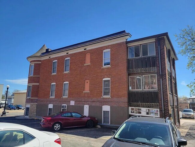 Building Photo - 620 King St