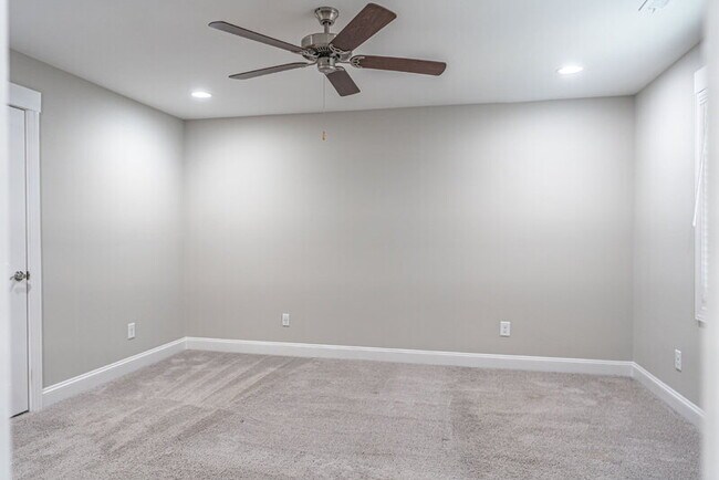 Building Photo - 643 Lilac Ln