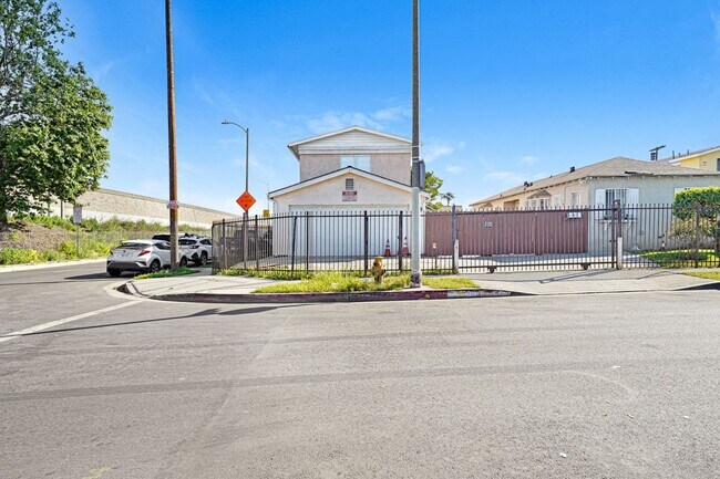 Building Photo - 400 W 109th St