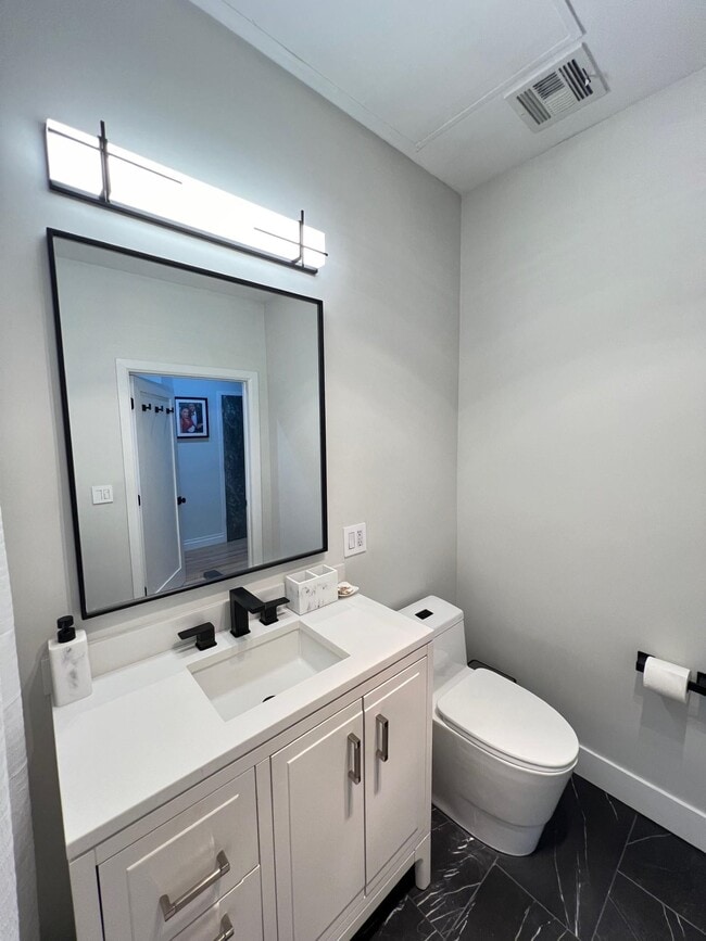 Building Photo - 338 Grove St