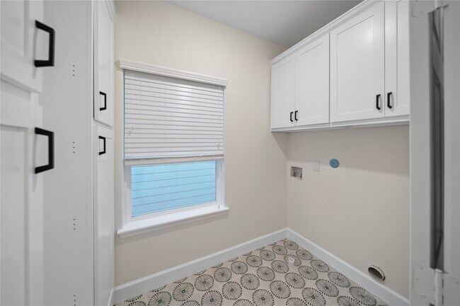 Building Photo - 1411 Bayou St