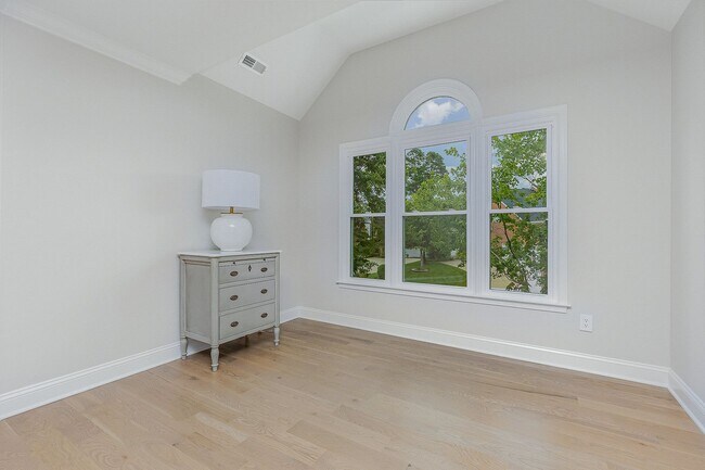 Building Photo - Stylish Renovation with Golf Course Views ...