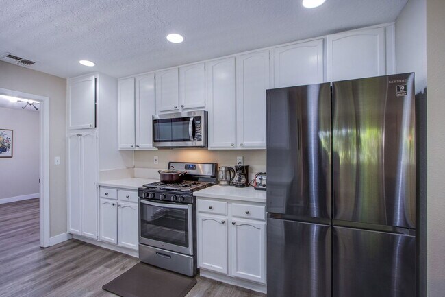 Building Photo - 2342 Viewcrest Rd