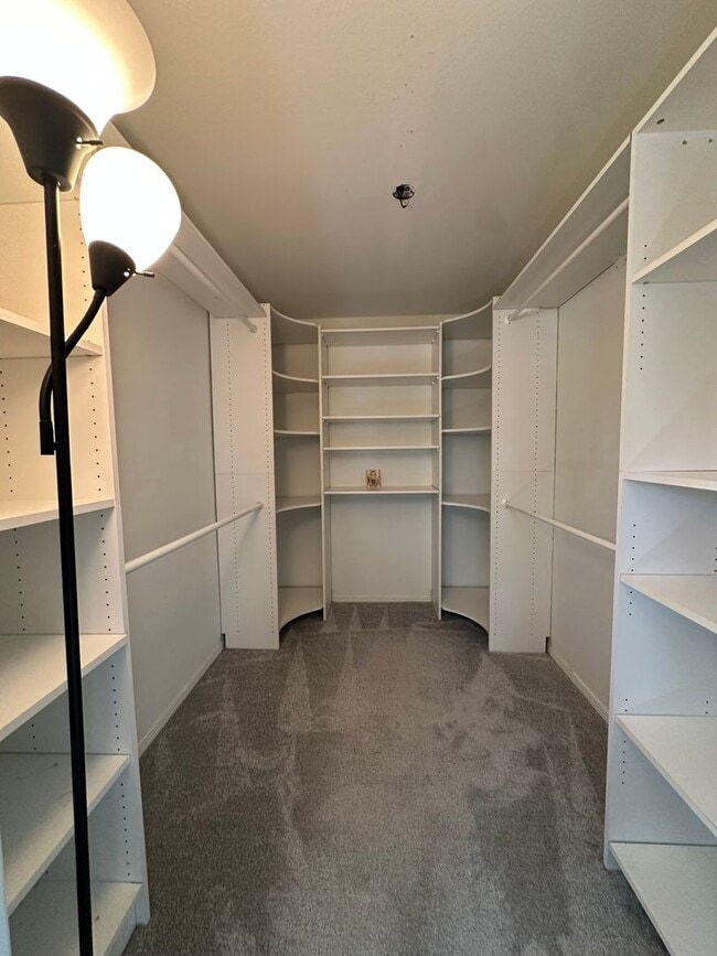 Building Photo - 4 bedroom, 2288sf home. Close to Nike, Int...