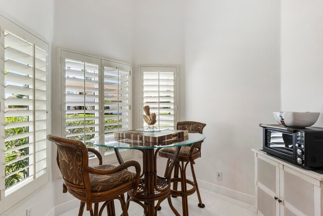 Building Photo - 269 Vista Royale Cir W