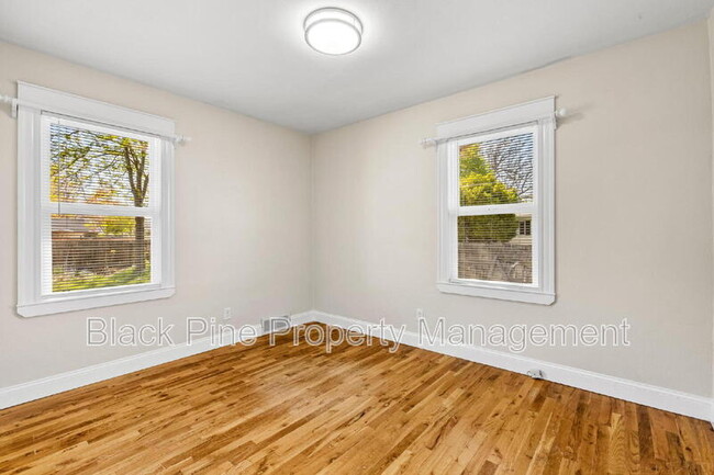 Building Photo - 221 W Elm St