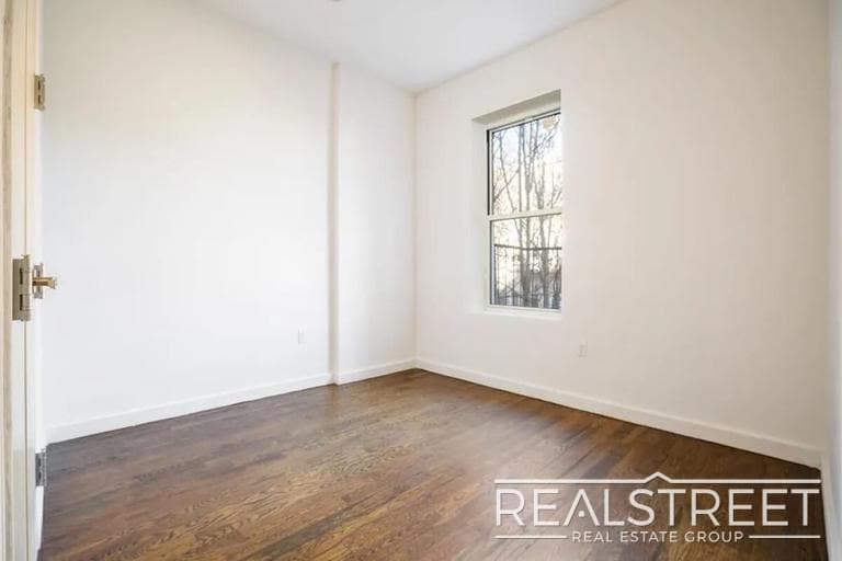 Building Photo - 3 BED 1.5 Bath in Bed Stuy