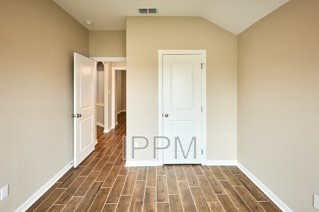 Building Photo - 2506 Cove Real Dr