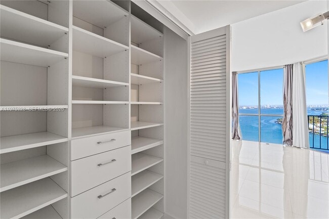 Building Photo - 7601 E Treasure Dr