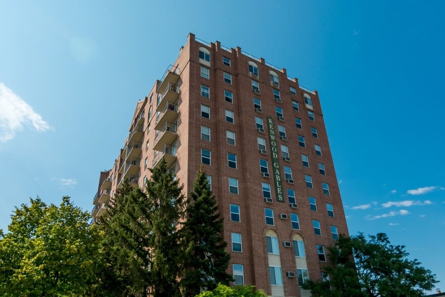 Building Photo - Kenwood Gables