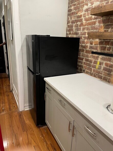 Building Photo - 1061 Clay Ave