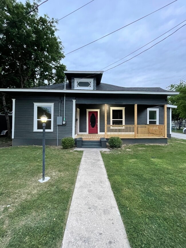 Primary Photo - 1005 Ave I